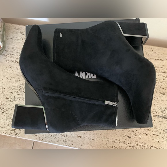 DKNY Women's Cavale Ankle Booties - Picture 13 of 16